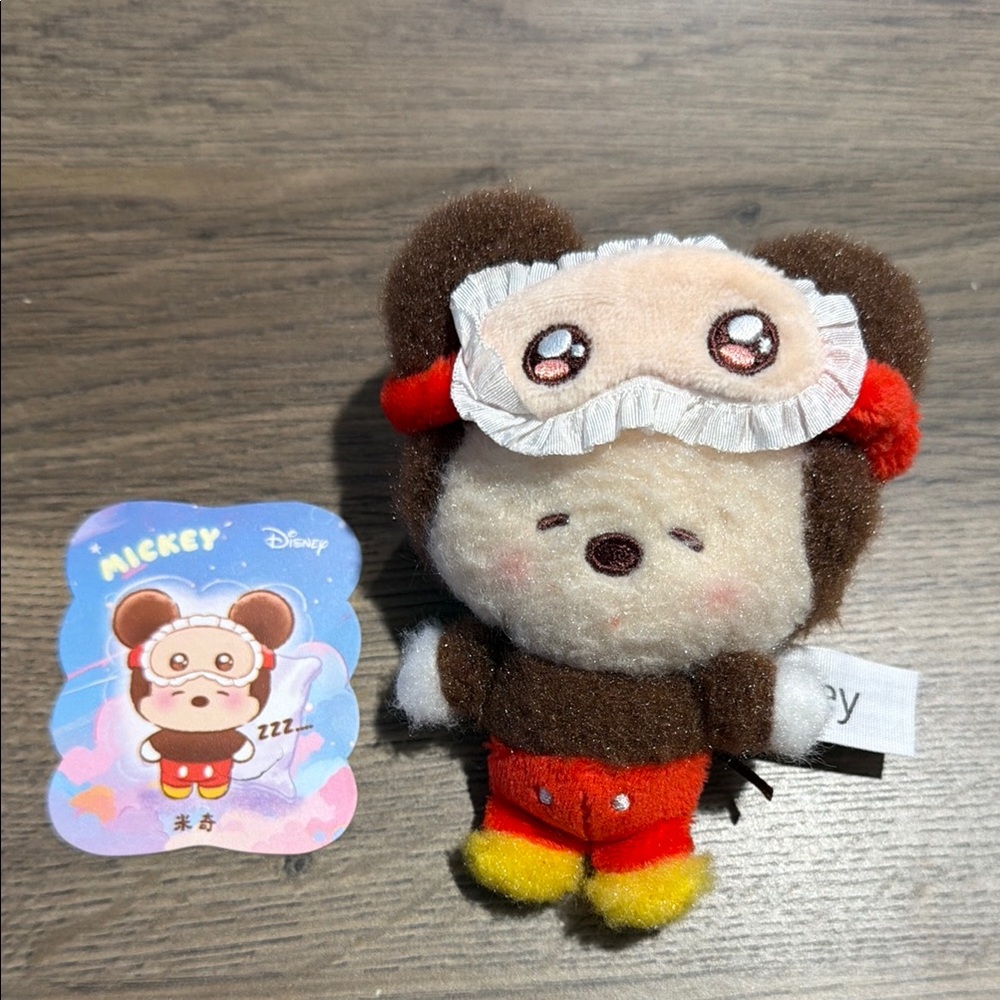 NWOT Top Toy Disney Squinting SleepWear Plush Keychain - Mickey